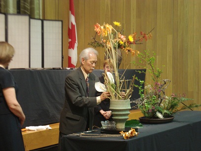 Ikebana International - Mitsugi Kikuchi - sub-Grand Master - Ottawa -  Sensei - OHARA C20080412 016