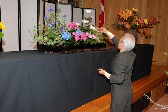 Ikebana International - Mitsugi Kikuchi - sub-Grand Master - Ottawa -  Sensei - OHARA C20080412 016